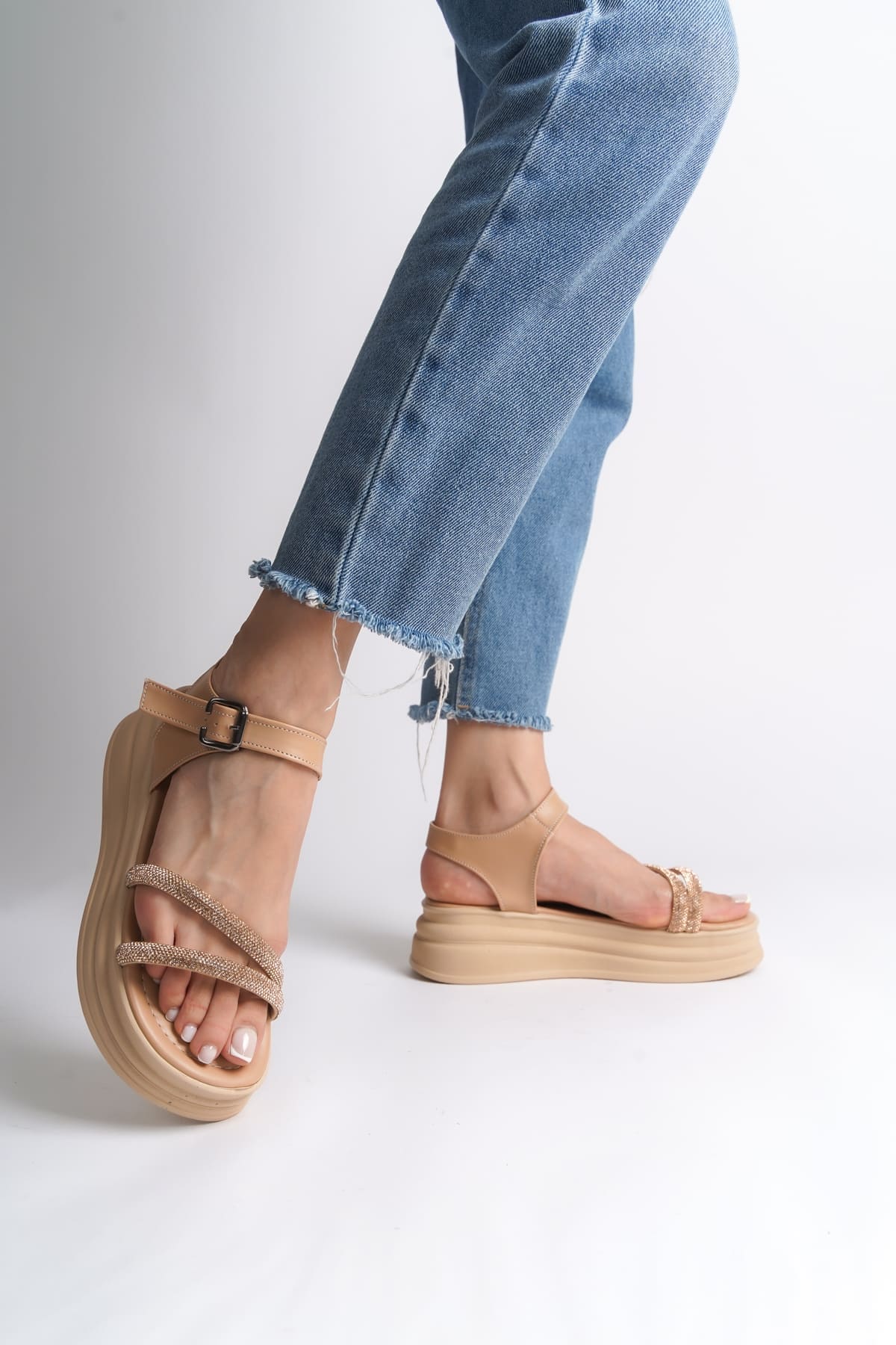 ZLOHE Kalın Tokalı Taşlı Şeritli Ortopedik Taban Kadın Sandalet CTT - Ten - Görsel 2