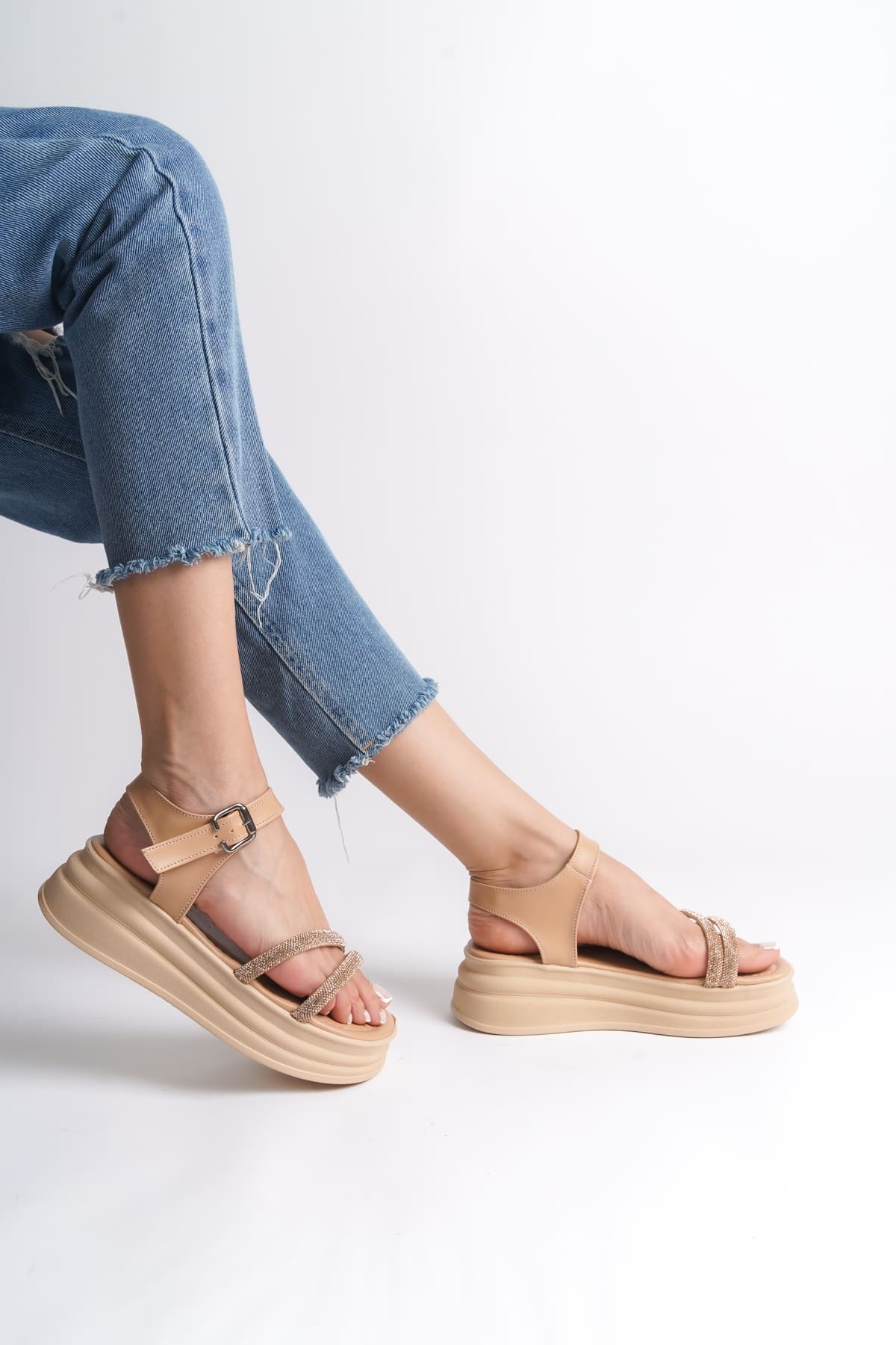 ZLOHE Kalın Tokalı Taşlı Şeritli Ortopedik Taban Kadın Sandalet CTT - Ten - Görsel 3