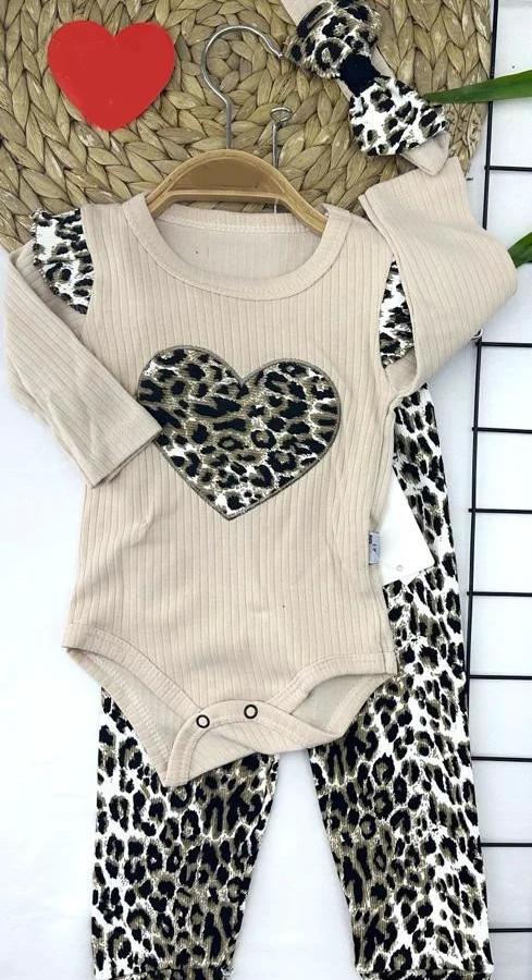 3-6-9-12 Ay Leopar Kalp Desenli Uzun Kollu Body Leopar Pantolon Bandanalı 3lü Kız Bebek Takımı