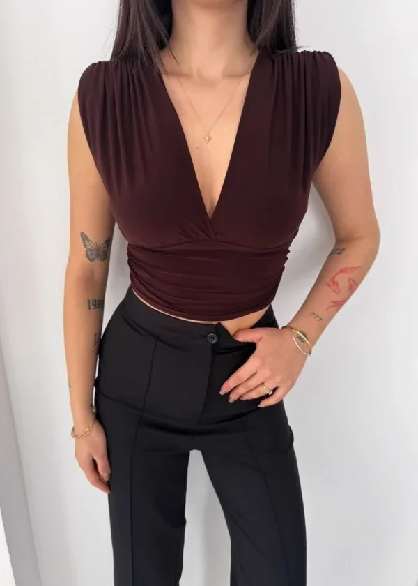 Vatkalı Kolsuz V Yaka Drapeli Crop Bluz Likralı Fit - Kahverengi