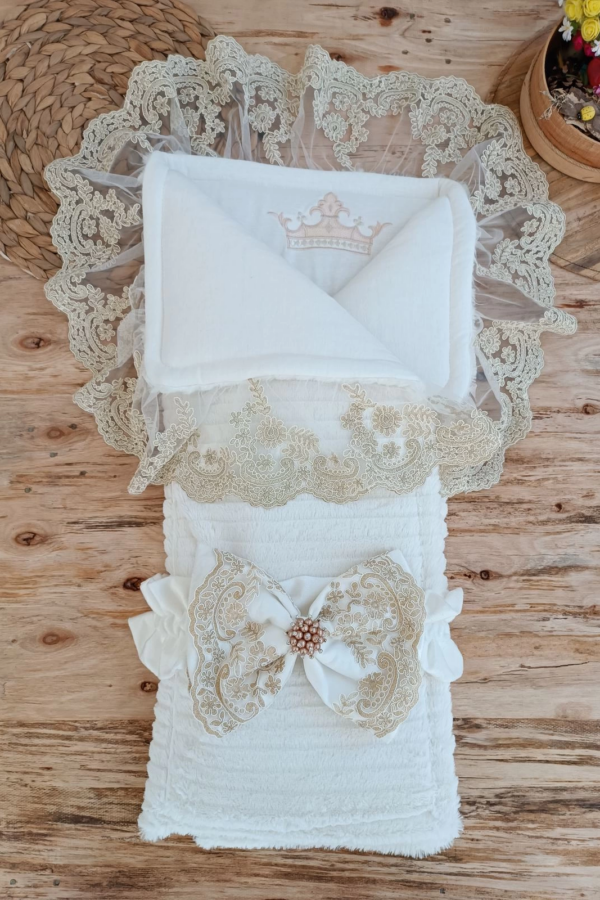 Yenidoğan Beyaz Wool Yün Kumaş Taç Nakışlı Trilüks Kundak Bebek Battaniyesi Beyaz