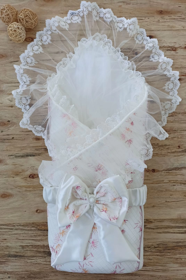 Yenidoğan Hanımeli Desenli Taç Nakışlı Delüks Kundak Bebek Battaniyesi Ekru