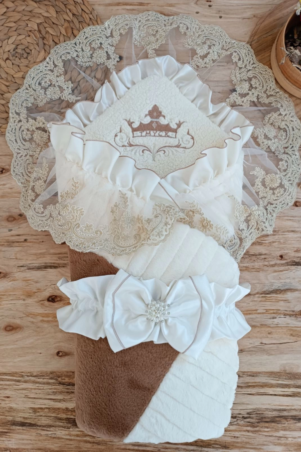 Yenidoğan Wool Yün Kumaş Taç Nakışlı Güpür Duvaklı Fiyonk Prizma Taş Unisex Kundak Bebek Battaniyesi Kahverengi