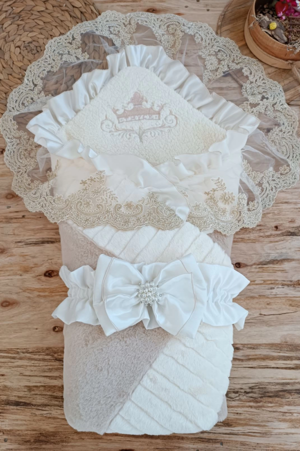 Yenidoğan Wool Yün Kumaş Taç Nakışlı Güpür Duvaklı Fiyonk Prizma Taş Unisex Kundak Bebek Battaniyesi Bej