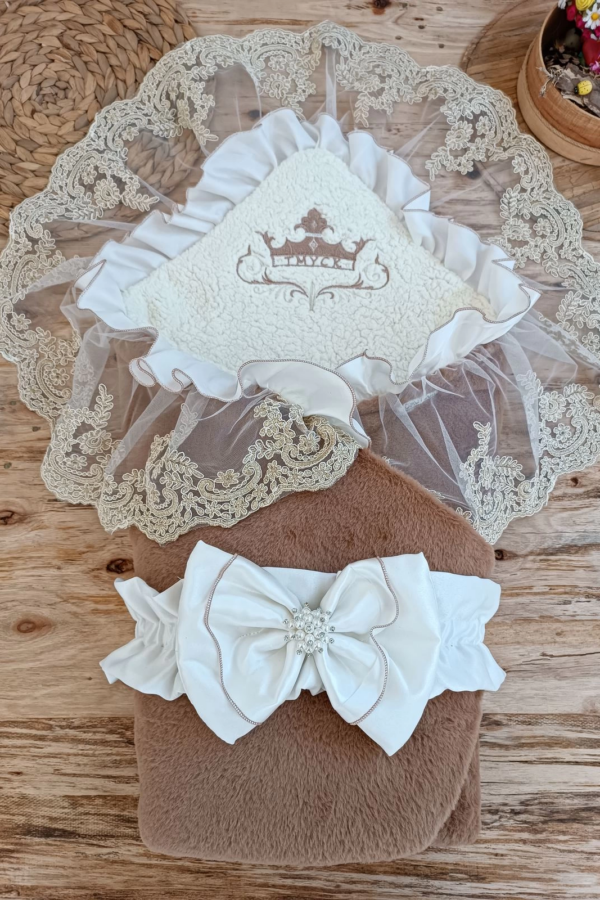 Yenidoğan Wool Yün Kumaş Taç Nakışlı Güpür Duvaklı Fiyonk Prizma Taş Unisex Kundak Bebek Battaniyesi Kahverengi