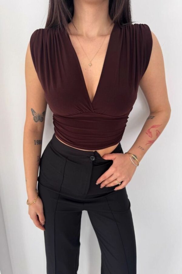 Kadın Vatkalı Kolsuz V Yaka Drapeli Crop Bluz Likralı Fit - Kahverengi