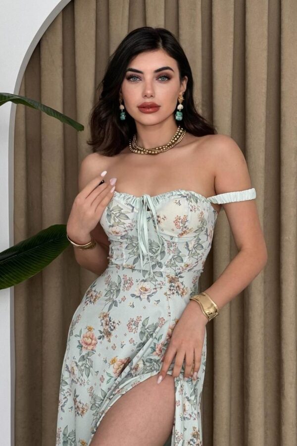 Anjelik Yırtmaç Detaylı Elbise