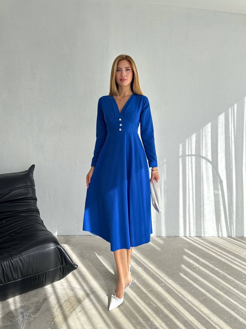 Kadın Krep Kumaş Düğme Detaylı V Yaka Uzun Kollu Midi Boy Elbise - Görsel 5