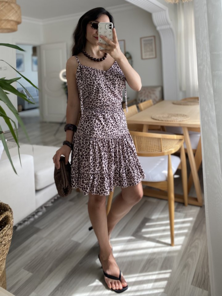 Kadın Askılı V Yaka Beli Pileli Leopar Desen Eteği Fırfırlı Süprem Elbise - Görsel 4