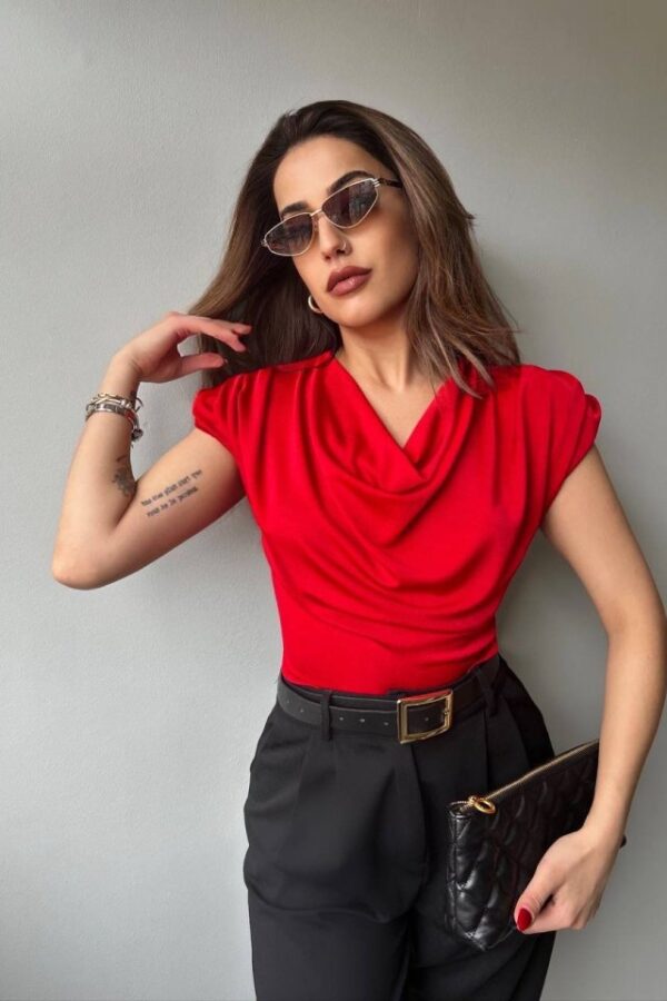 Kadın V Yaka Vatka Detay Kolsuz Dökümlü Bluz