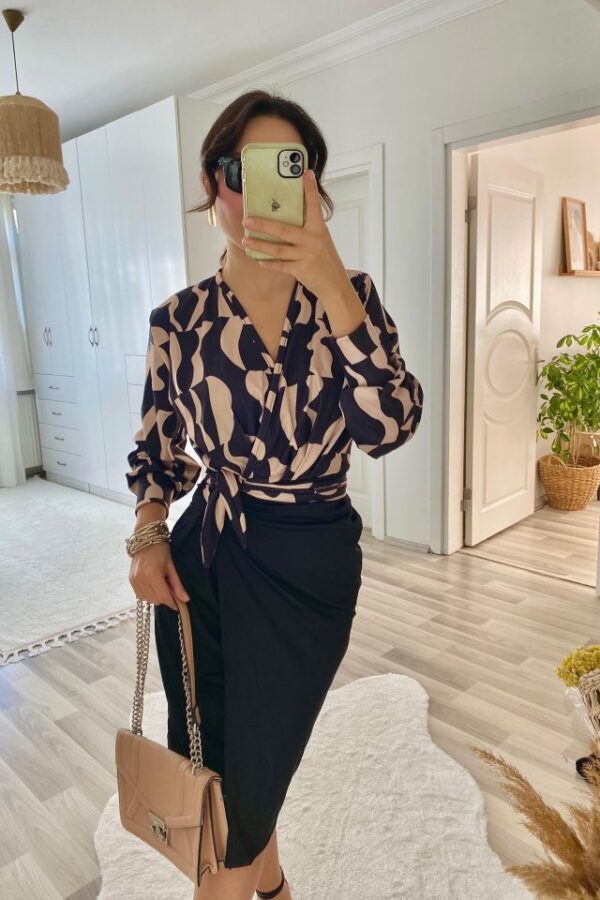 Kadın Uzun Kollu Kruvaze Yaka Dijital Baskılı Fiyonk Detay Dalgıç Kumaş Elbise