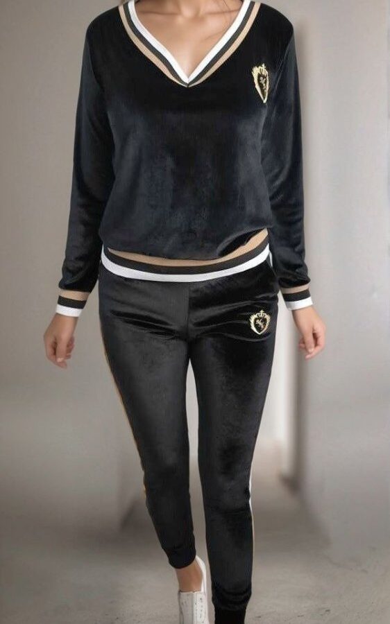 Kadın Uzun Kollu V Yaka Yakası Ve Kol Ağzı şerit Detay Armalı Kadife Takım