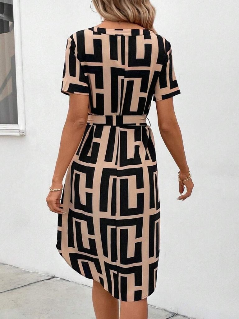 Kadın Kısa Kollu V Yakalı Desenli Kuşaklı Süprem Elbise - Görsel 7