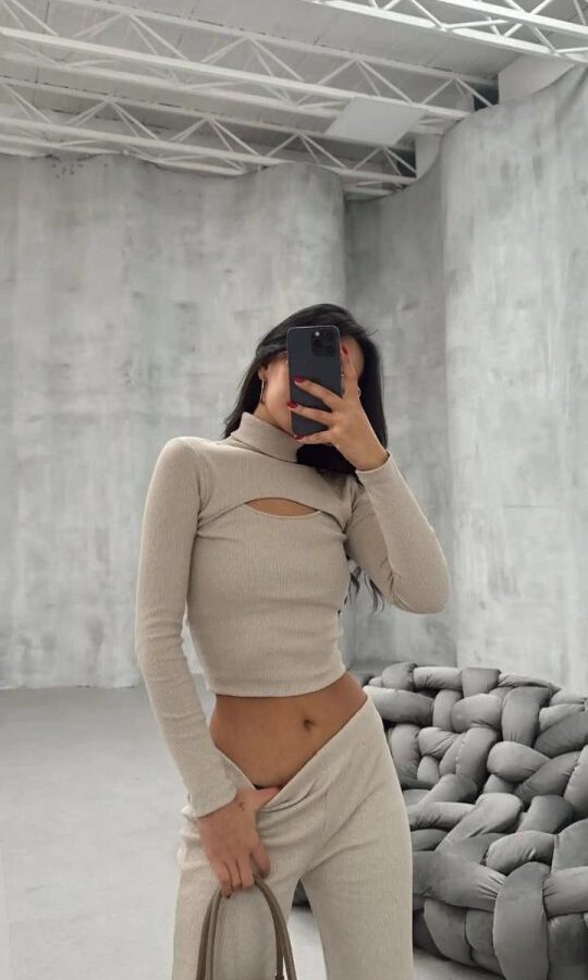 Kadın Uzun Kollu Pencere Detay Göğüs Dekolteli Bluz Ve Bol Paça Pantolon Ikili Takim