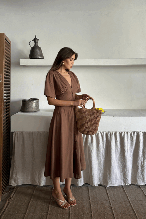 KETEN V YAKA ÖNDEN DÜĞMELİ ELBİSE - Kahverengi