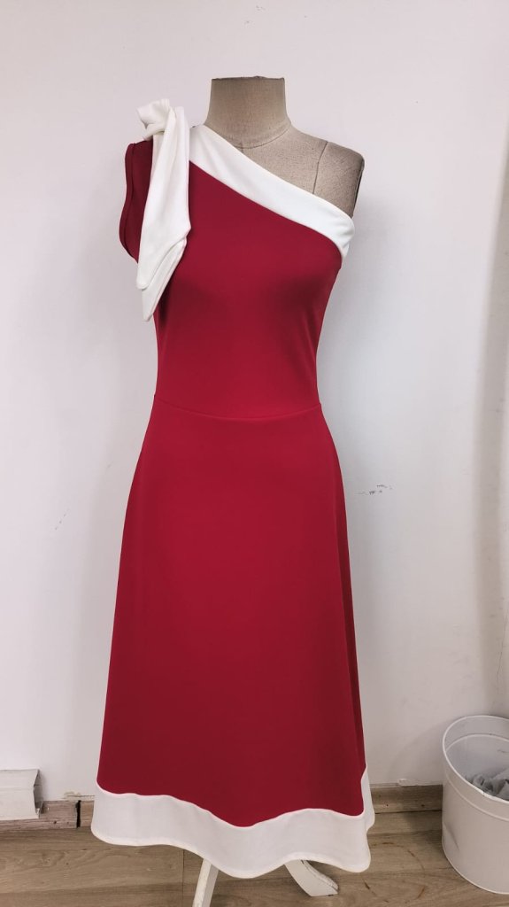 Kadın Tek Omuzu Açık Omuzlardan Kurdela Detaylı çift Renkli Ithal Krep Elbise - Görsel 18