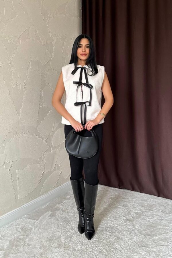 Siyah Fiyonklu Peluş Yelek