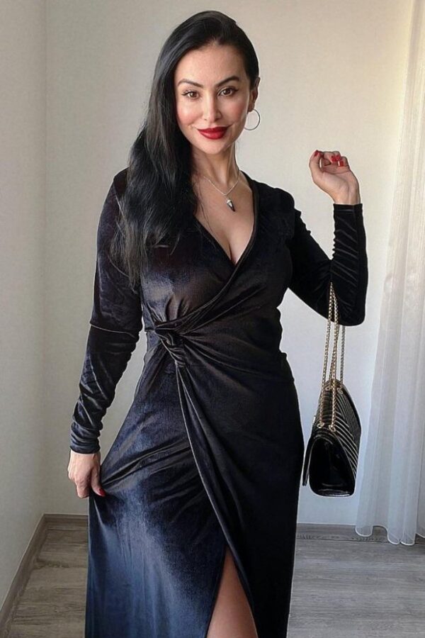 Kadın Uzun Kollu Kruvaze Yaka Yırtmaçlı Kadife Elbise