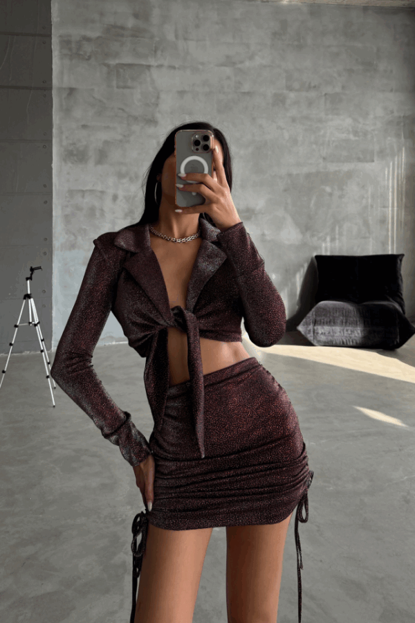 SİMLİ KUMAŞ BAĞLAMA DETAYLI CROP BLUZ -KISA BÜZGÜ DETAYLI ETEK - Bordo