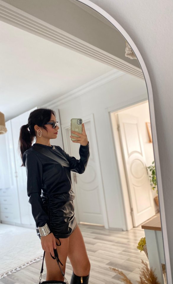 Kadın Uzun Kollu Bisiklet Yaka Yandan Büzgülü Kısa Deri Elbise - Görsel 5