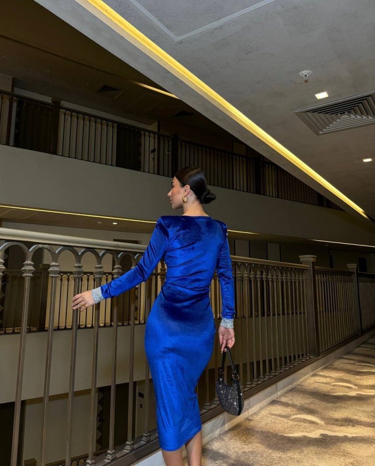 Kadın Bisiklet Yaka Vatkalı Manşet Detay Kadife Kumaş Midi Boy Elbise - Görsel 4