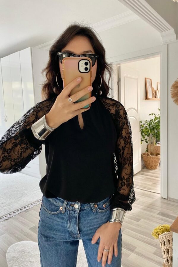 Kadın Uzun Kollu Göğüs Pencere Detay Yaka Boğazlı Kolları Tüllü Sandy Bluz