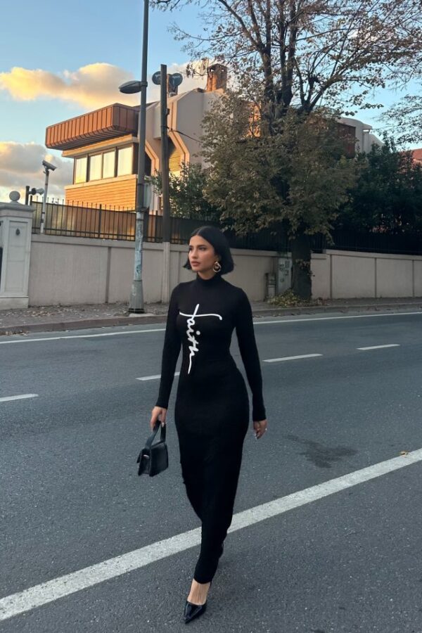 Kadın Uzun Kollu Boğazlı Baskı Detaylı Viskon Tam Boy Elbise