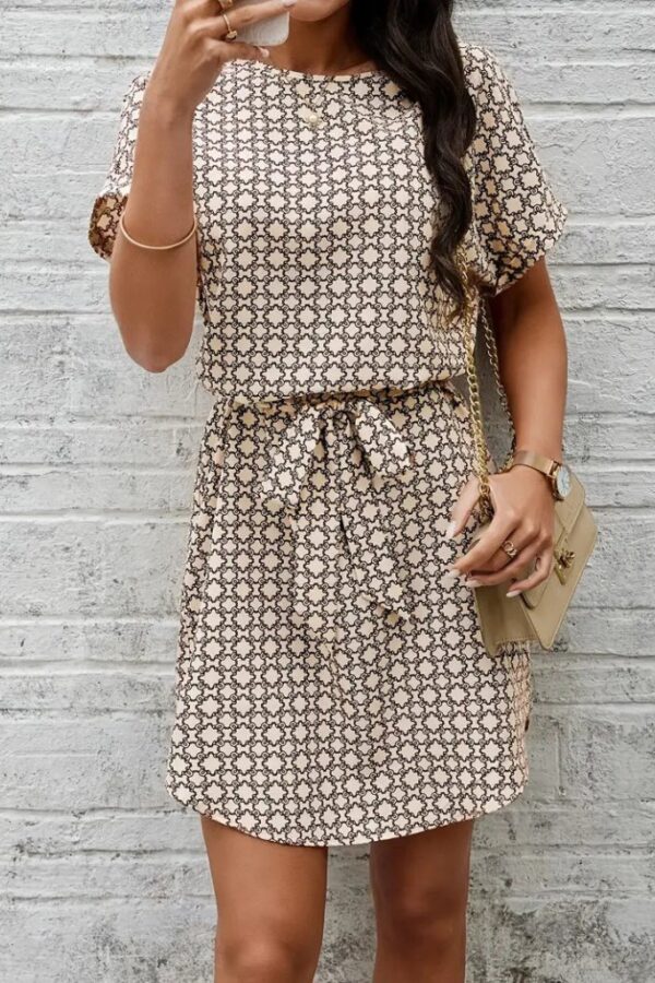 Kadın Kısa Kollu Yuvarlak Yaka Beli Kuşaklı Geometrik Desenli Süprem Elbise