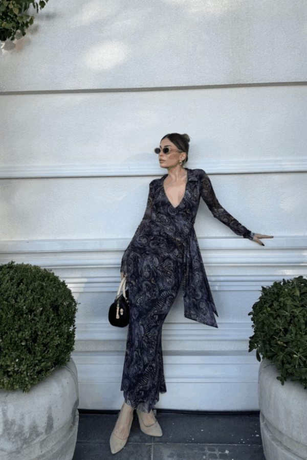 Kruvaze V Yaka, Fırfırlı Ve Bağcıklı Desenli Bluz Ve Midi Etek Takım - Siyah