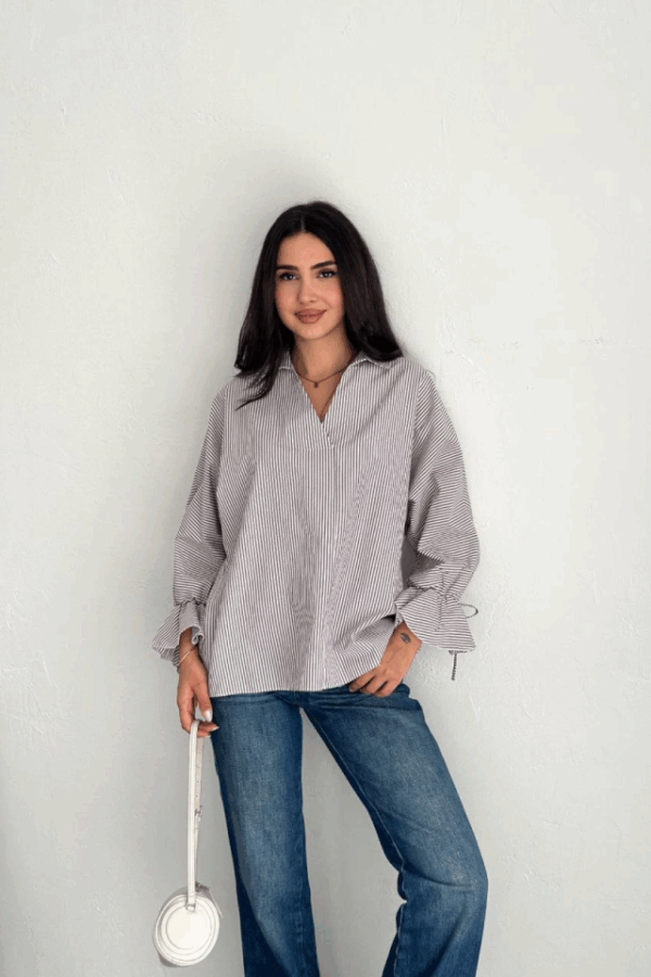 Arkası Asimetrik Yırtmaç Kesim Detaylı Cizgili Bluz Gömlek - Gri