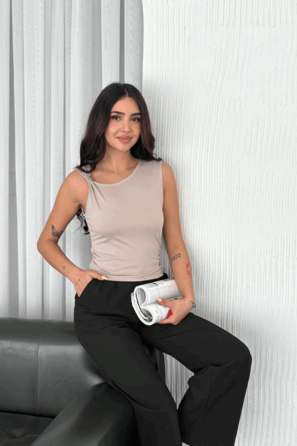 Osy Modal Yumuşak Dokulu Kumaş Bisiklet Yaka Sıfır Kol Bluz Omuz Toka Aksesuar Detaylı - Bej