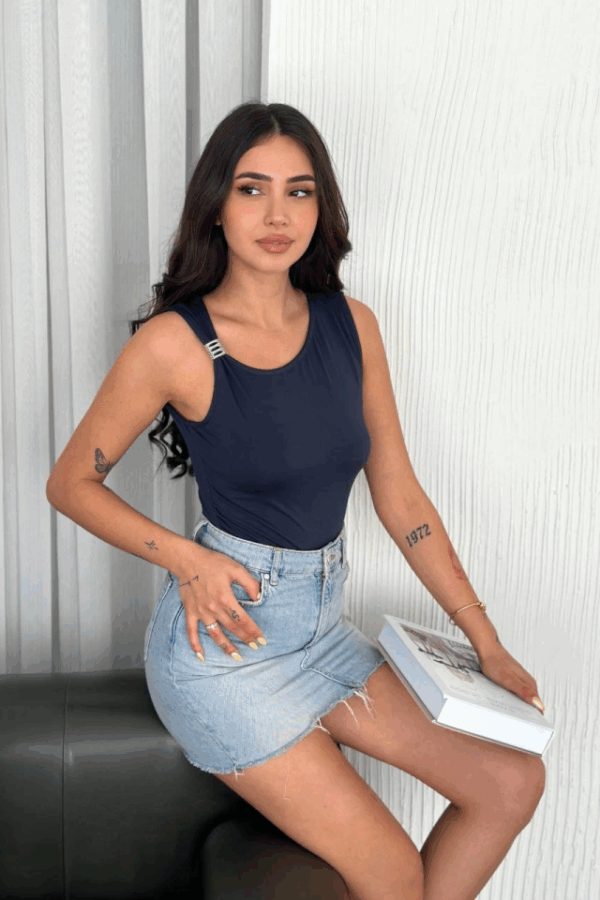 Osy Modal Yumuşak Dokulu Kumaş Bisiklet Yaka Sıfır Kol Bluz Omuz Toka Aksesuar Detaylı - Lacivert