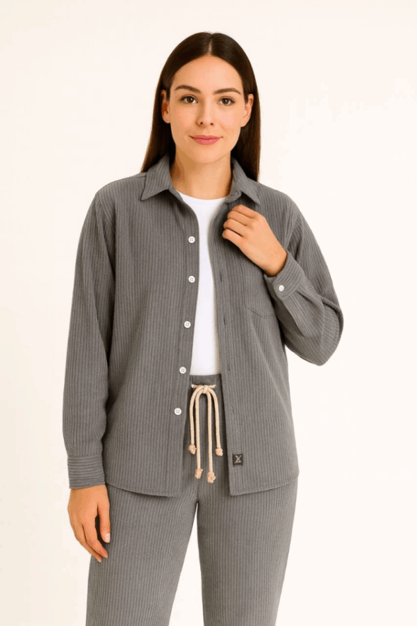 Kadife Oversize Takım – Gömlek Ve Pantolon İkili Set Füme Corduroy Şıklığı, Rahat Ve Zarif Duruş Yumuşak Dokulu Kadife Kumaş, Düğmeli Gömlek Üst Ve Lastikli Pantolon Alt Parça Ile Gün Boyu Konfor- Füme