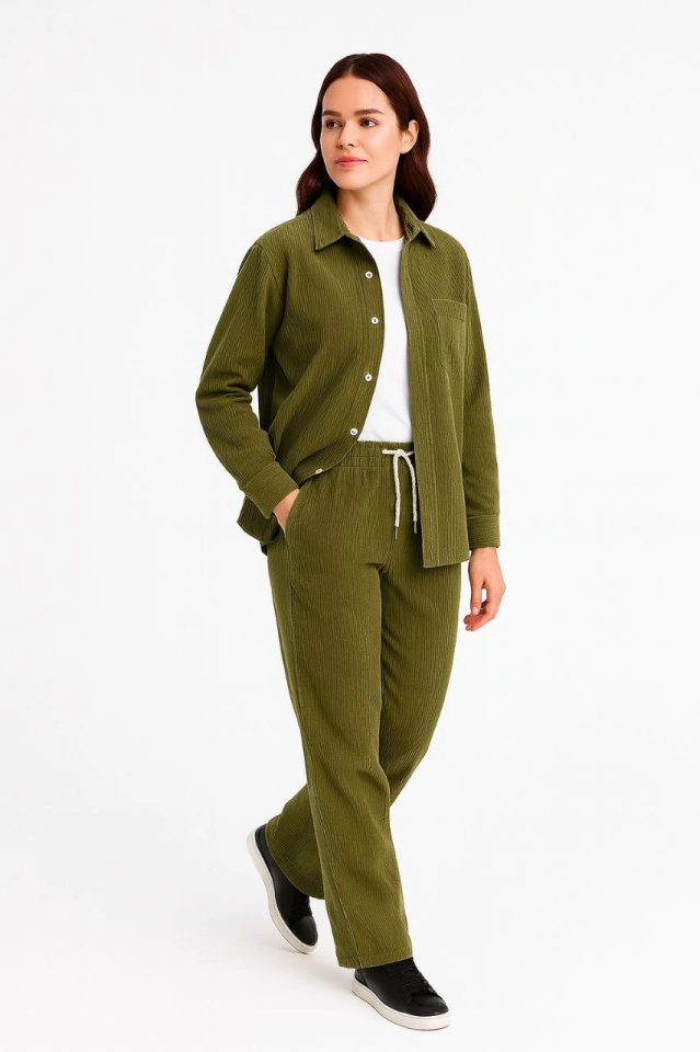 Kadife Oversize Takım – Gömlek Ve Pantolon İkili Set Füme Corduroy Şıklığı, Rahat Ve Zarif Duruş Yumuşak Dokulu Kadife Kumaş, Düğmeli Gömlek Üst Ve Lastikli Pantolon Alt Parça Ile Gün Boyu Konfor- Haki