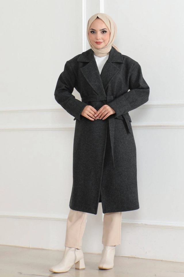 Kaşe Kaban – Uzun Boy 115 Cm Kruvaze Yaka Kuşaklı Astarlı Kışlık Tesettür Kaban, Yünlü Dokuma Kaşmir Kumaş, Cepli Oversize Rahat Kalıp Şık Modern Kaban Mont Modeli (Günlük Ve Özel Gün Kombinlerine Uygun) - Siyah - Görsel 3