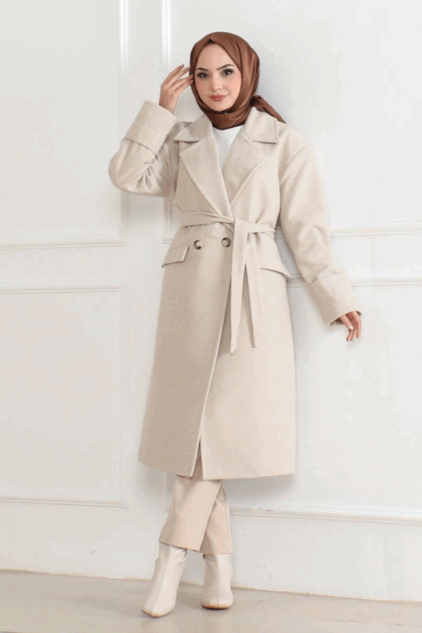Kaşe Kaban – Uzun Boy Kruvaze Yaka Kuşaklı Tesettür Kaşe Kışlık Kaban, Astarlı Şık Yünlü Dokuma Oversize Rahat Kalıp Cepli Düğmeli Modern Kap Modeli - Bej