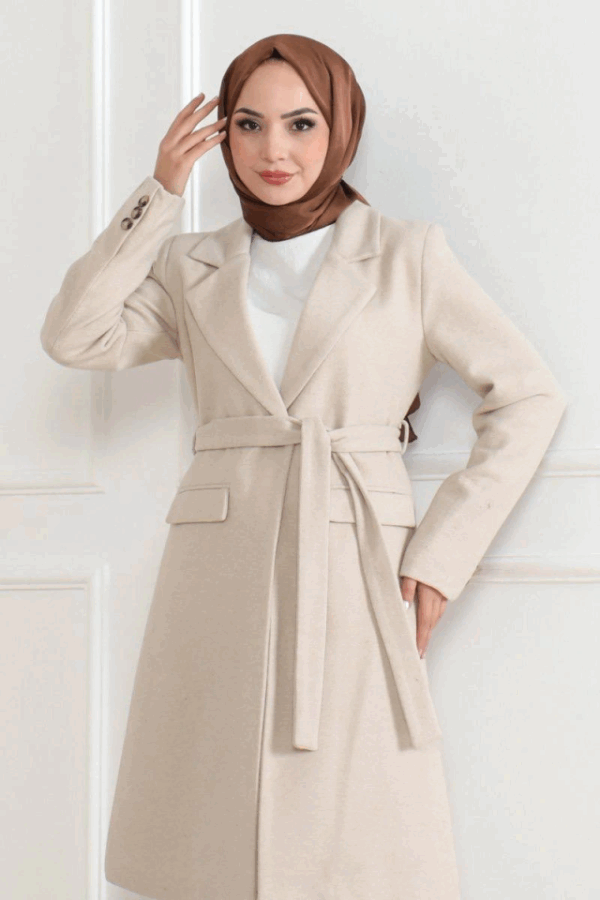 Kaşe Kaban – Uzun Boy Kruvaze Yaka, Kuşaklı Tesettür Kışlık Kaban, Astarlı Şık Yünlü Dokuma Oversize Rahat Kalıp, Cepli Modern Kaşe Mont Modeli - Bej