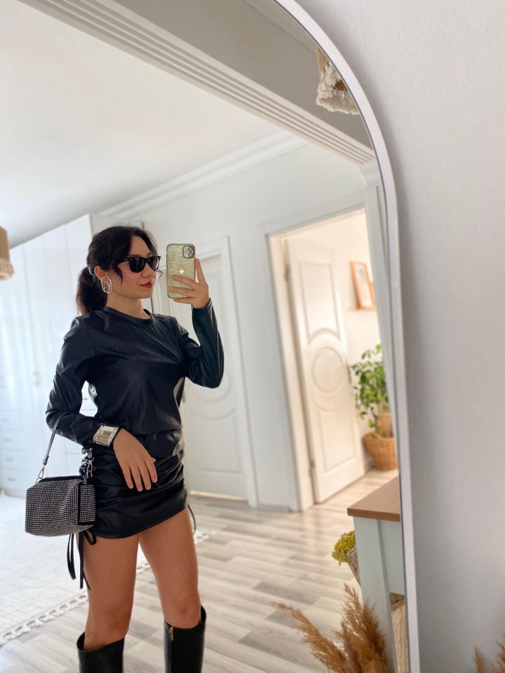 Kadın Uzun Kollu Bisiklet Yaka Yandan Büzgülü Kısa Deri Elbise - Görsel 3