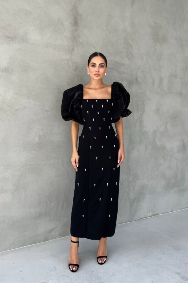 Siyah İşlemeli Kolu Garnili Elbise