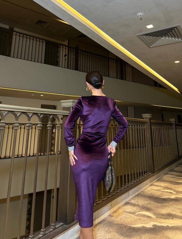 Kadın Bisiklet Yaka Vatkalı Manşet Detay Kadife Kumaş Midi Boy Elbise - Görsel 8