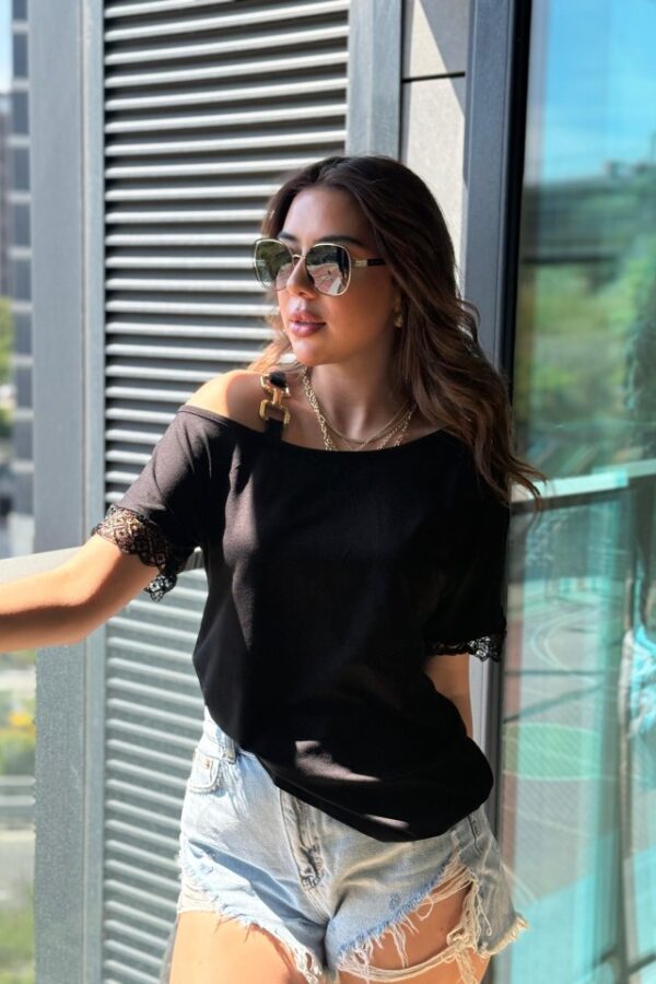 Kadın Tek Omuzu Askılı Kısa Kollu Toka Detaylı Dantelli Viskon Bluz