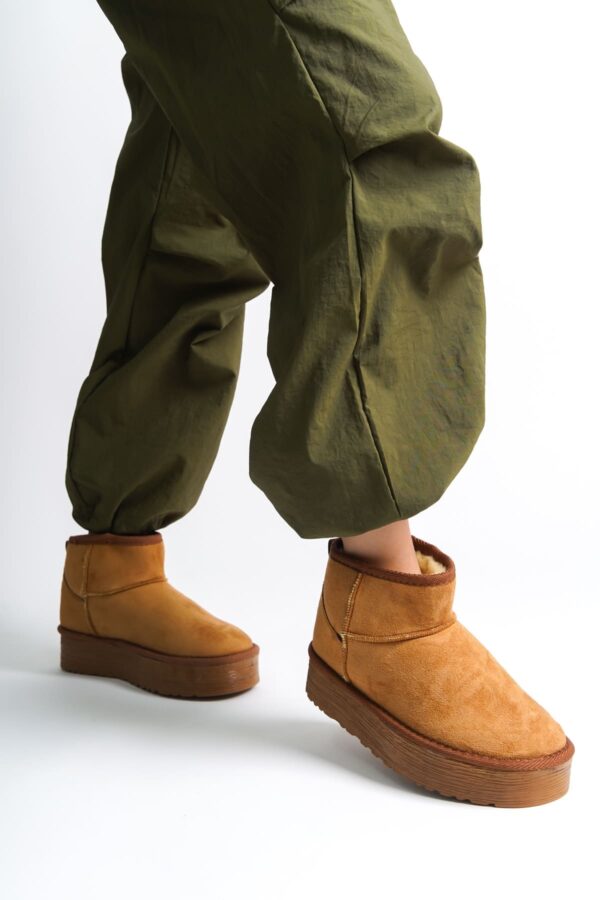 AMELIA Bağcıksız Düz ve Kalın Taban İçi Kürklü Kısa Süet Kadın Bot  STT - Taba