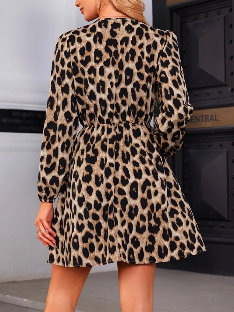 Kadın Uzun Kollu Kruvaze Yaka Kemerli Desenli Mini Leopar Elbise - Görsel 4