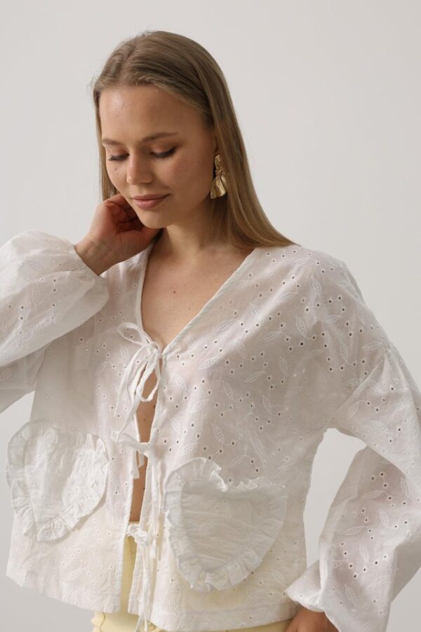 Kalp Detaylı Bağlamalı Brode Bluz - Beyaz