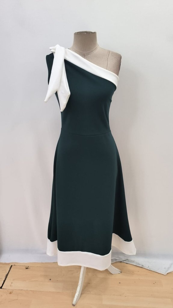 Kadın Tek Omuzu Açık Omuzlardan Kurdela Detaylı çift Renkli Ithal Krep Elbise - Görsel 11