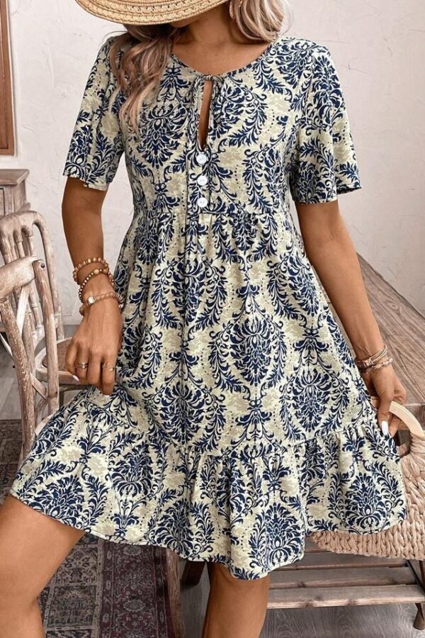 Kadın Kısa Kollu Yakadan Bağcıklı Desenli Fırfırlı Süprem Elbise