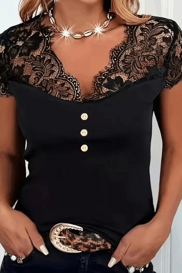Kadın Kısa Kollu V Yaka önü Düğmeli Dantel Detay Viskon Bluz