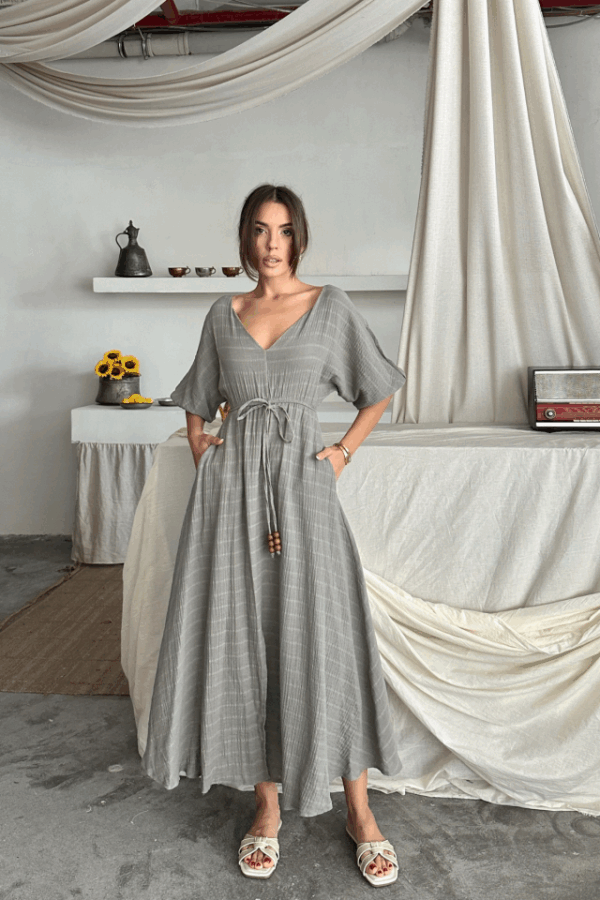 V YAKA BEL BONCUK BAĞLAMALI MÜSLİN ELBİSE YIRTMAÇ DETAYLI - Gri