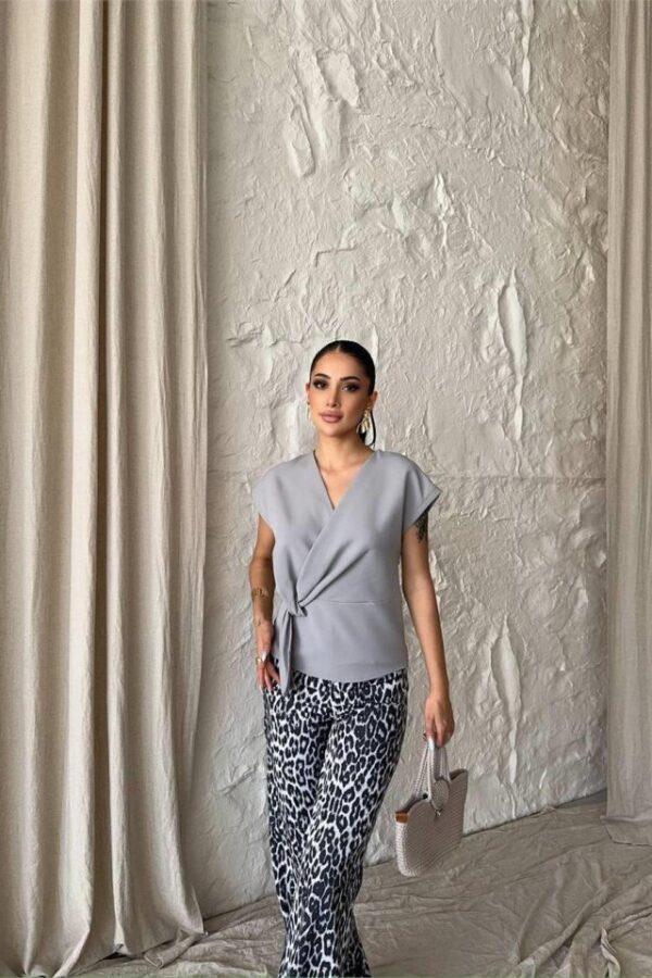 YANDAN BAĞLAMA DETAYLI KOLSUZ BLUZ - Gri