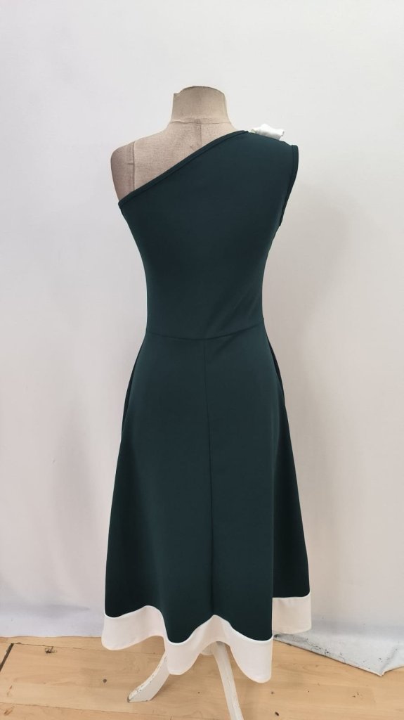 Kadın Tek Omuzu Açık Omuzlardan Kurdela Detaylı çift Renkli Ithal Krep Elbise - Görsel 12